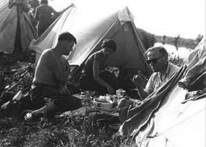 Biskup Karol Wojtyła na biwaku w czasie wyprawy kajakowej w sierpniu 1959 roku. Foto ze zbiorów państwa Riegerów.