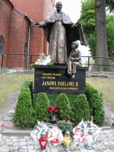 Pomnik Jana Pawła II przy Kościele Maryjnym w Ostródzie